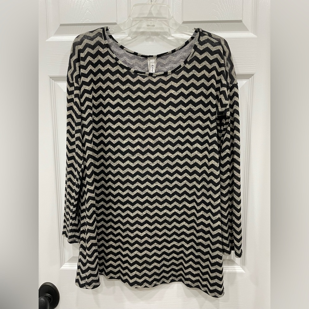 R Rouge long sleeved women’s pullover. Large. Black/gray chevron print.